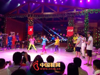 特步天天向上，引領(lǐng)潮流，持續(xù)創(chuàng)新，展現(xiàn)最新時(shí)尚風(fēng)采